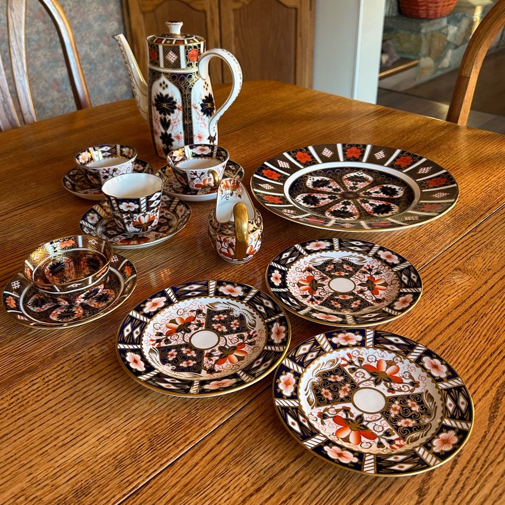 Elegant Royal Crown Derby  Porcelain Tea pieces Imari pattern